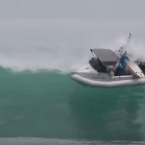 8 Massive Waves - eat Small Boats,ships