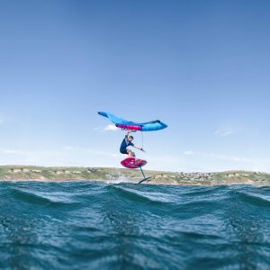 AZTRON FALCON CARBON X 5'10" is a fully optimized wing foil board for peak performance. With the compact size and the exceptional carbon and bamboo construction, the FALCON X is extremely lightweight but rigid, giving it greater control for advanced maneuvers. The extra wide deck offers maximum surface area with plenty of volume and making it easy to get started while also avoiding nose diving. The double concaves also boost the performance with great stability and soft touchdowns.