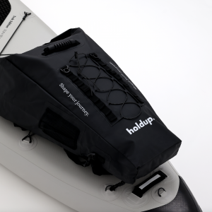 «Finally a bag that won’t end up in the water» This is the first waterproof bag specifically dedicated to practice. For the first time, the bag comes to marry the outline (the shape) of the paddle, to place itself completely on the front or on the back. 4 carabiners are provided on the back of the bag to be attached directly to the rings provided on the model of trekking. In practice, you will no longer have to go over the bag during paddle transfers, in rowing action.