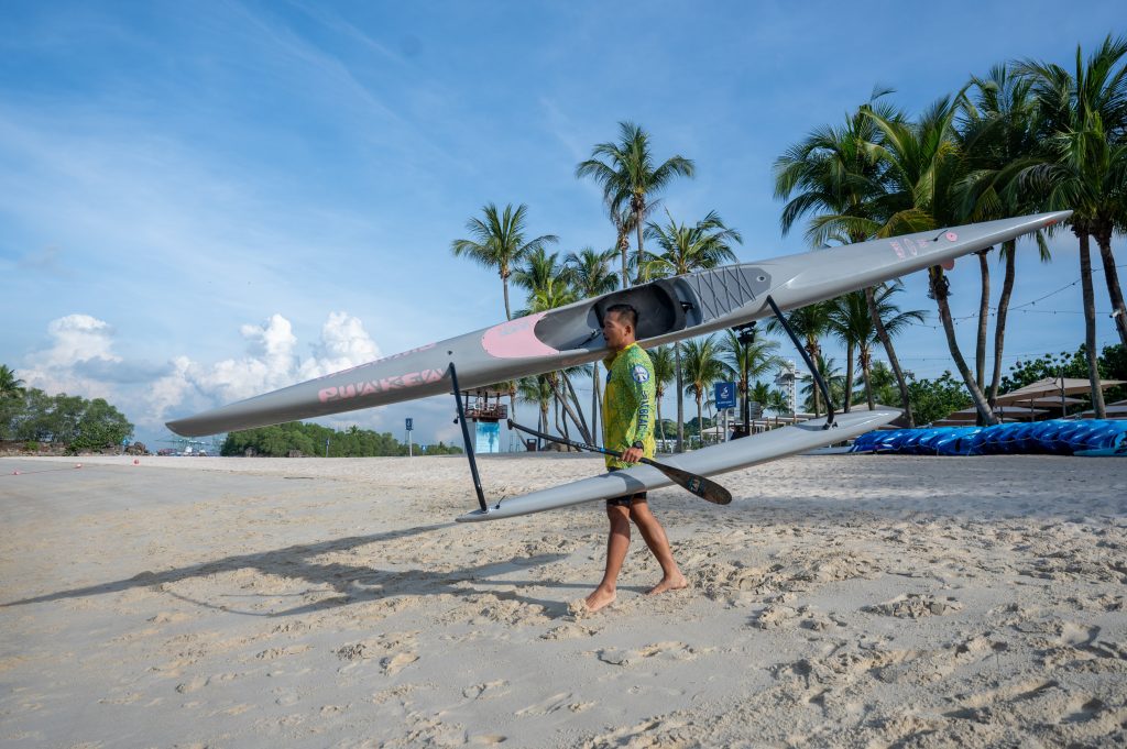 Paddlers of other ocean sports disciplines, including
Singapore’s top outrigger canoeist Kong Teck Lee, set off
early in the morning to clock a 21km.