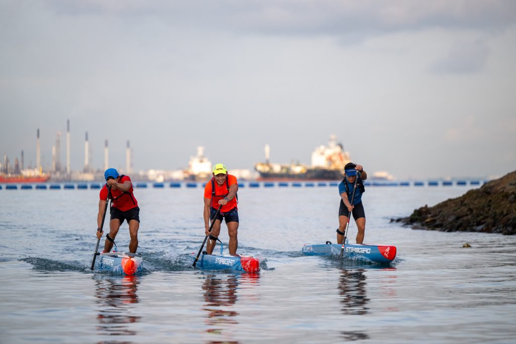 Singapore’s competitive SUP paddlers Jerroll Lo,
Ng Daojia and Poh Wenjun started their 21km SUP challenge
at 4 am.
